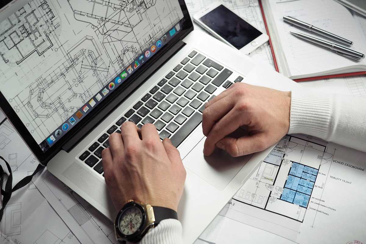 How to Choose Between a Bootcamp and a Degree for Tech Careers
